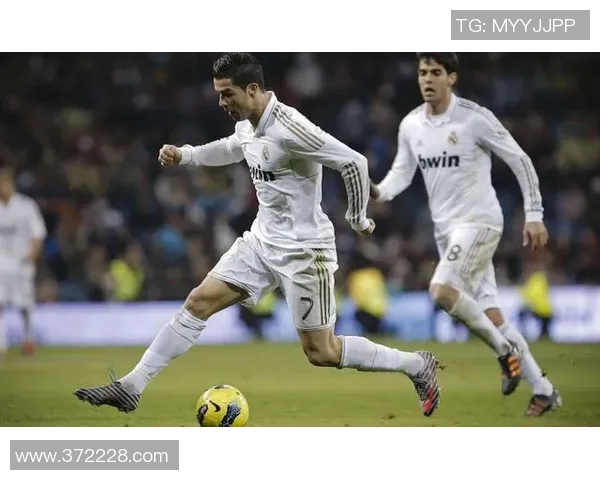 C罗与卡卡的巅峰对决回顾：足球传奇的精彩瞬间与技术较量