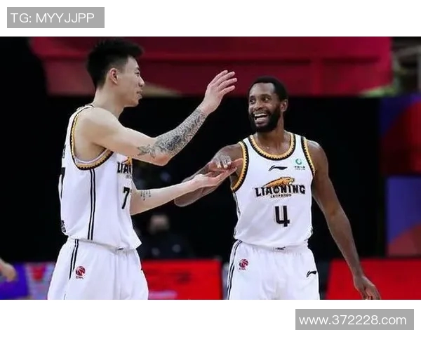 上海足球队团队协作引发热议球迷对战术执行与队员配合的不同看法