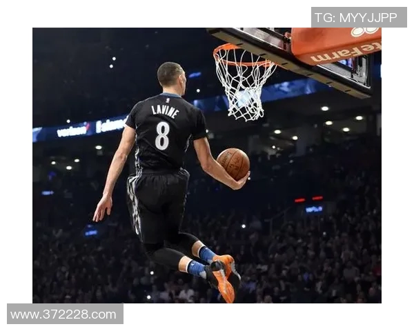 扎克拉文如何在NBA赛场上展现个人风采与团队协作的完美结合