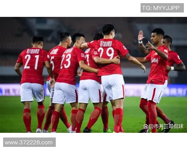 恒大与上港激战正酣9月12日中超焦点战役引发球迷热议 恒大与上港激战正酣9月12日中超焦点战役引发球迷热议