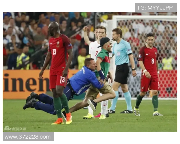 球迷冲进场内抢C罗球衣引发欧冠赛场奇葩一幕 球迷冲进场内抢C罗球衣引发欧冠赛场奇葩一幕