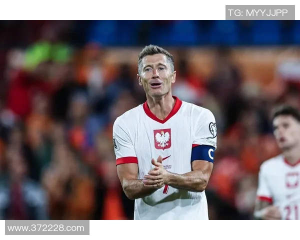 莱万在欧冠赛场火力全开10场12球领跑射手榜金靴前景光明